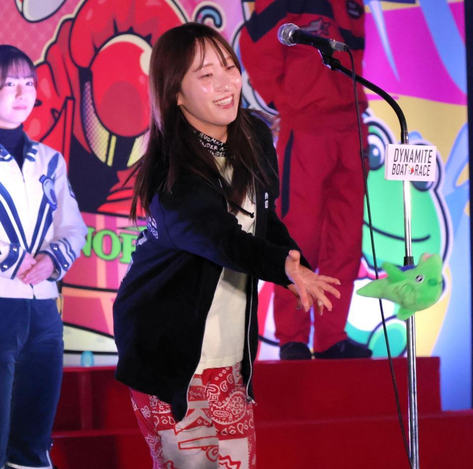 ジャンピー人形を投げ込む高憧四季