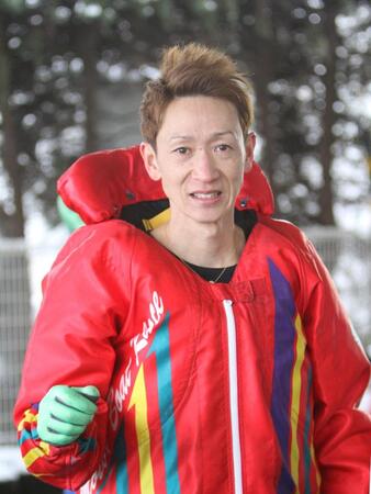 通算１０００勝を達成しガッツポーズの佐藤翼