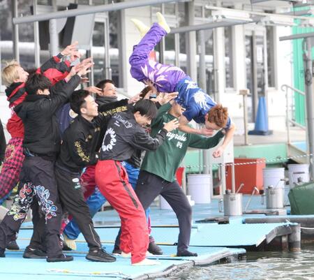 通算１０００勝を達成し水神祭をおこなった佐藤翼