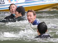 通算１０００勝を達成し水神祭をおこなった佐藤翼（手前から２人目）