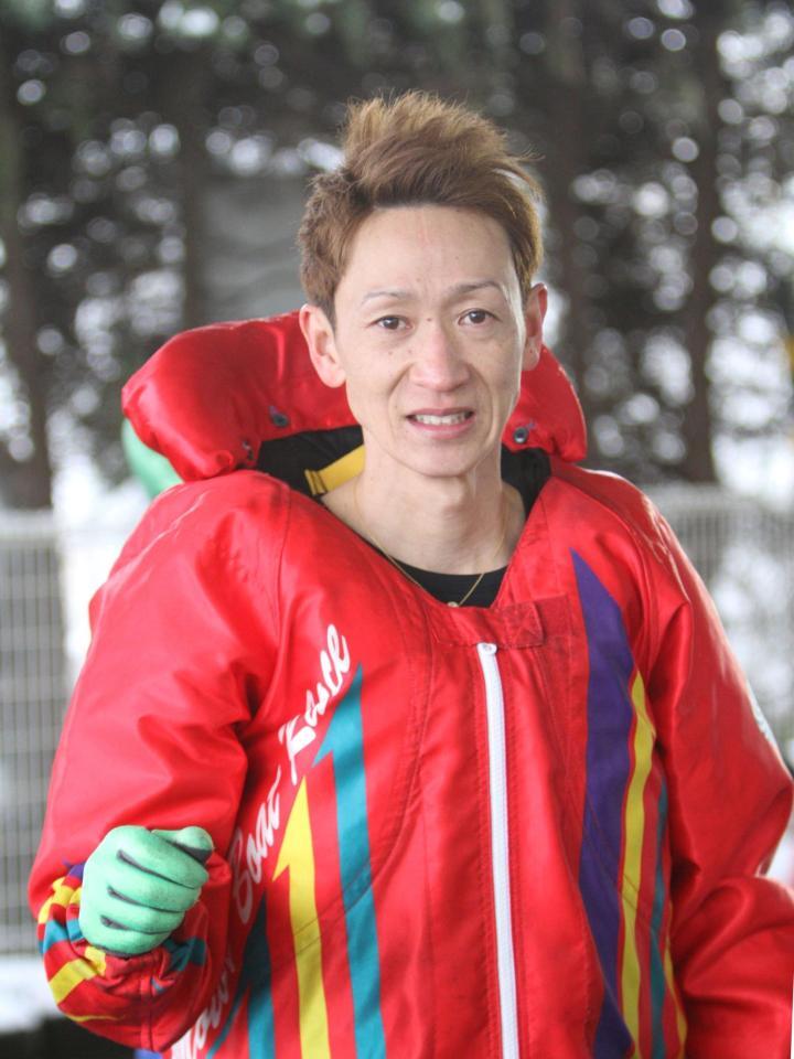 通算１０００勝を達成しガッツポーズの佐藤翼