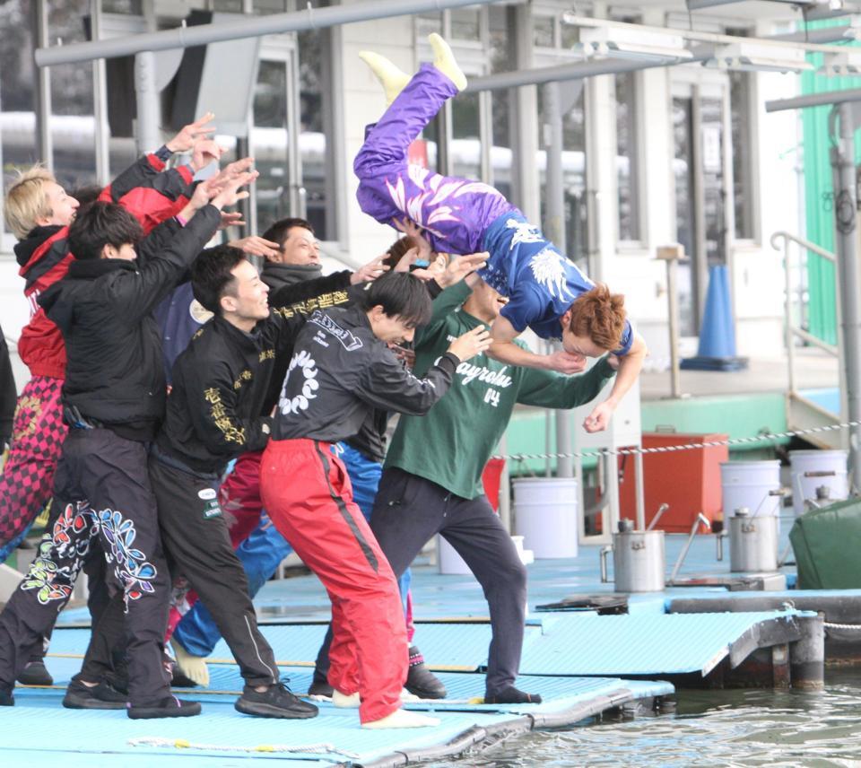 通算１０００勝を達成し水神祭をおこなった佐藤翼