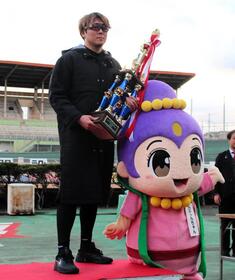 奈良競輪公式マスコットの飛天ちゃんと記念撮影に応じる佐々木悠葵