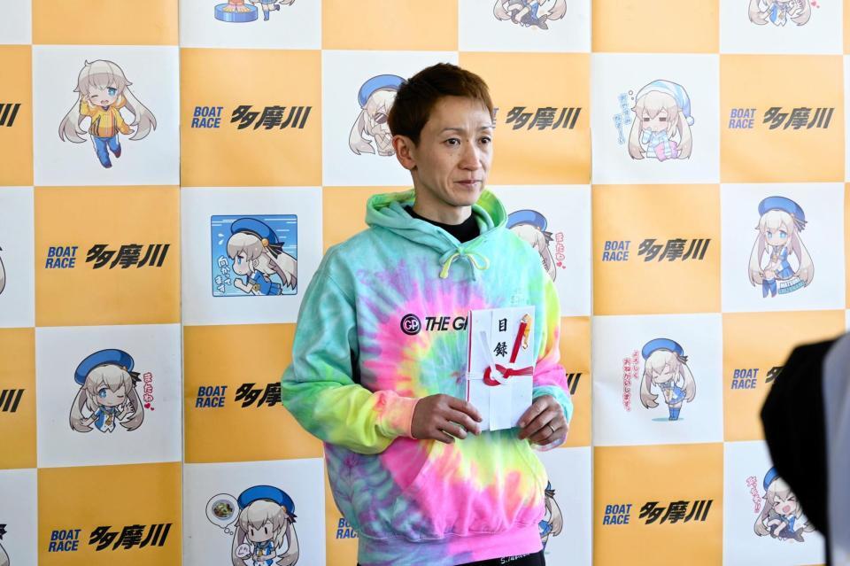 通算１０００勝を記念して目録が授与された佐藤翼