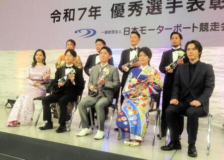 記念撮影をする（前列左から）ファーストサマーウイカ、石本裕武、桐生順平、遠藤エミ、細田佳央太、（後列左から）鎌倉涼、松田大志郎、茅原悠紀、佐藤隆太郎