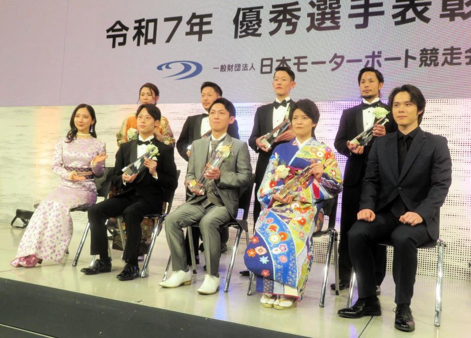 記念撮影をする（前列左から）ファーストサマーウイカ、石本裕武、桐生順平、遠藤エミ、細田佳央太、（後列左から）鎌倉涼、松田大志郎、茅原悠紀、佐藤隆太郎