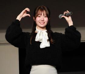 フォトセッションでポーズを決める川井萌