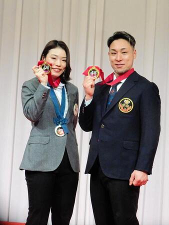 男女ＭＶＰに輝いた佐藤水菜（左）と郡司浩平