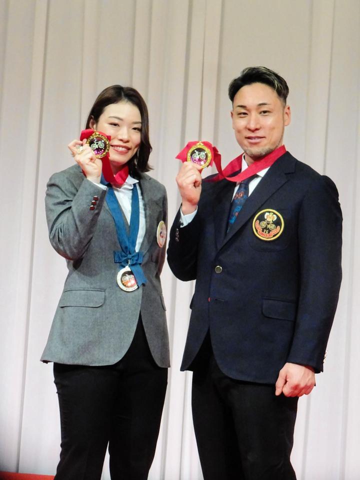 男女ＭＶＰに輝いた佐藤水菜（左）と郡司浩平