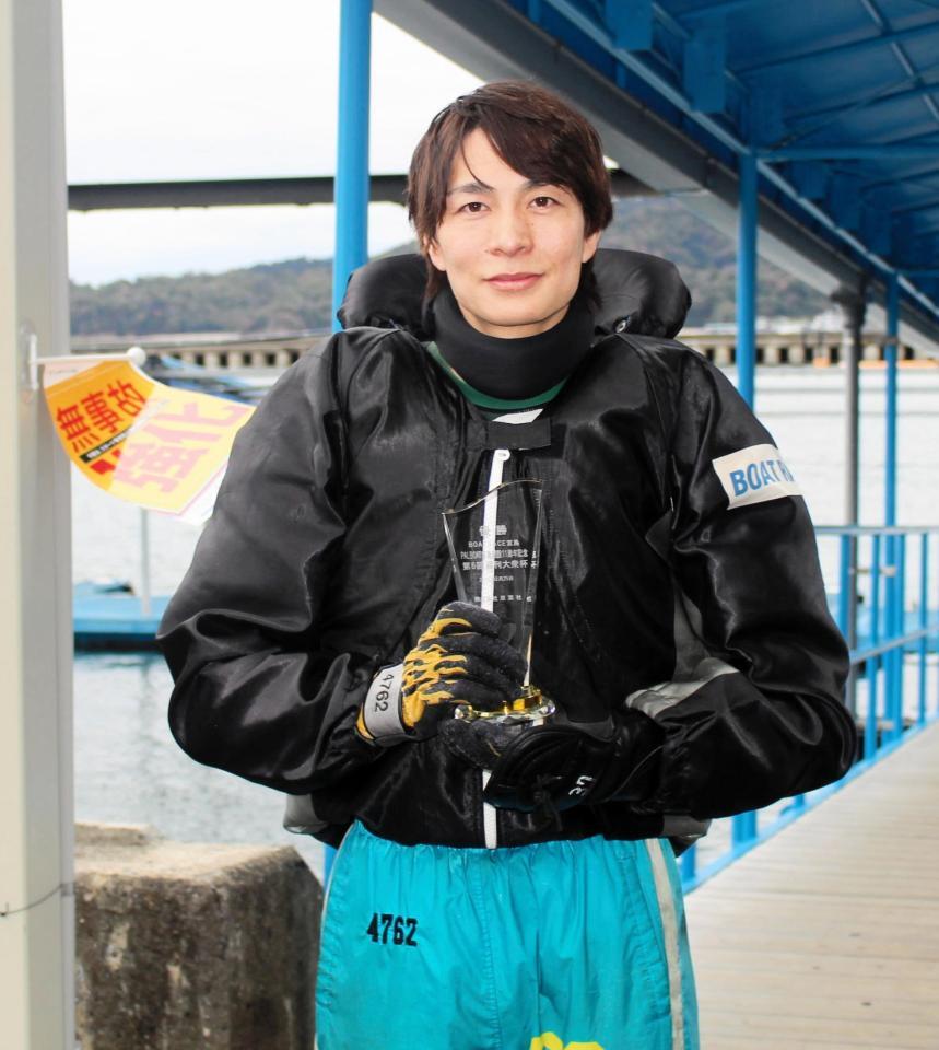 25年はＶ８　宮島で26年初Ｖを飾った藤原啓史朗