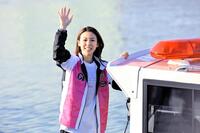 優勝して笑顔で手を振る鎌倉涼