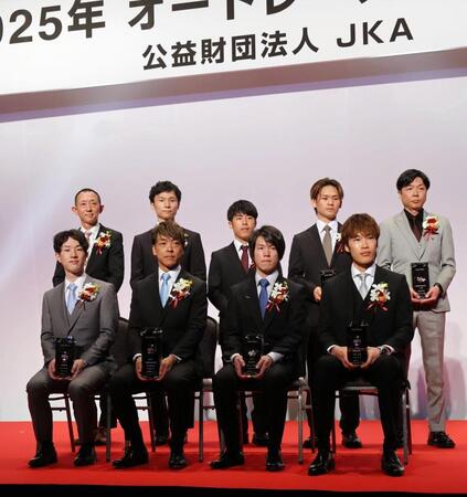 最優秀選手賞に輝いた青山周平（下段左から２人目）ら受賞した選手たち