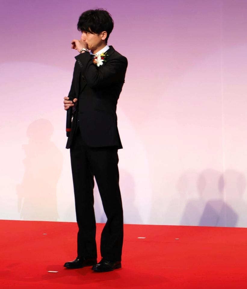 亡父・正司さんに思いを馳せて涙ぐむ伊藤正真