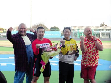 プレゼンターの安田大サーカスに祝福される佐藤慎太郎（左から２人目）