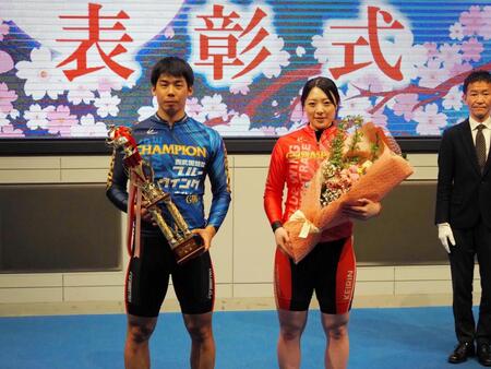 男子優勝の阿部将大（左）とガールズ優勝の児玉碧衣