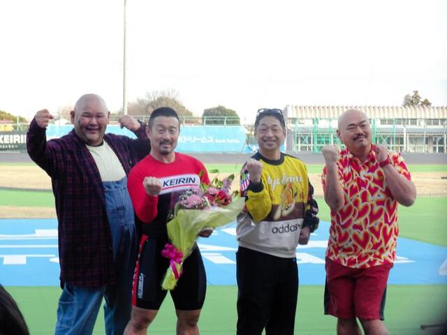 プレゼンターの安田大サーカスに祝福される佐藤慎太郎（左から２人目）