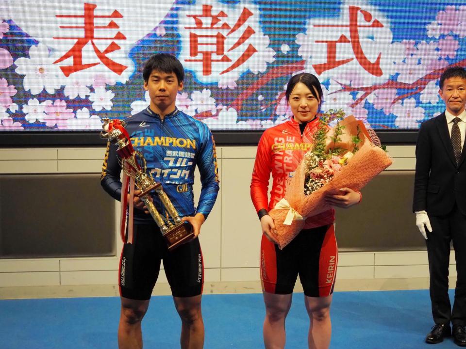 男子優勝の阿部将大（左）とガールズ優勝の児玉碧衣