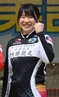 卒業記念レースの選手紹介で笑顔でポーズを決める川上いちご（撮影・持木克友）
