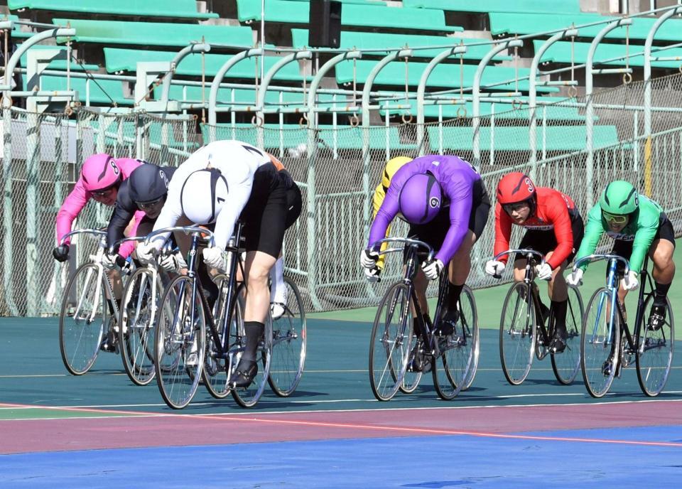 力強い走りで優勝を飾った沢田桂太郎（１）