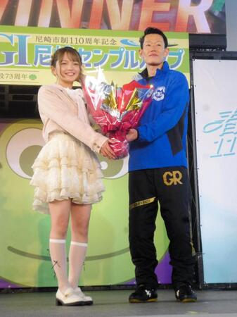 尼崎センプルカップを制して福留光帆から花束を贈られた茅原悠紀