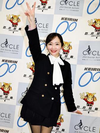 防府競輪マスコットキャラクターのホープ君と同じポーズを取る藤田かんなアナウンサー