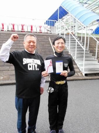 優勝した福島勇樹（右）と新小岩ホルモン平田の平田和好社長