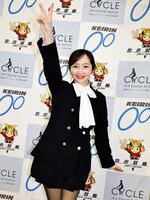 防府競輪マスコットキャラクターのホープ君と同じポーズを取る藤田かんなアナウンサー