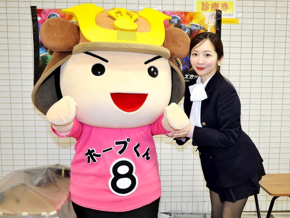 ホープ君（左）と記念撮影に臨んだ藤田かんなアナウンサー