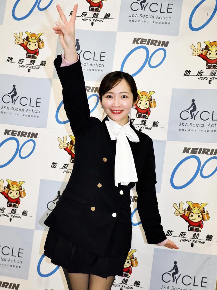 防府競輪マスコットキャラクターのホープ君と同じポーズを取る藤田かんなアナウンサー