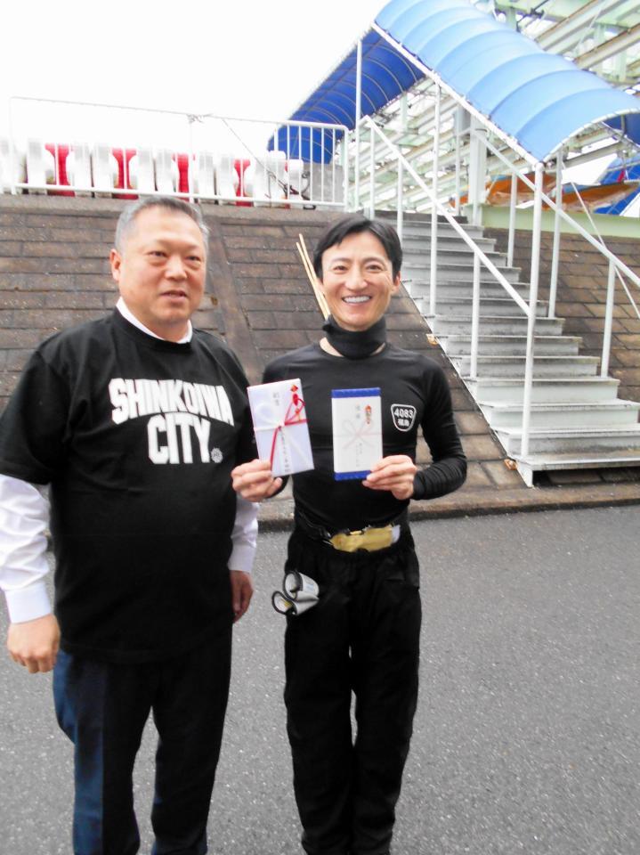 優勝した福島勇樹（右）と新小岩ホルモン平田の平田和好社長