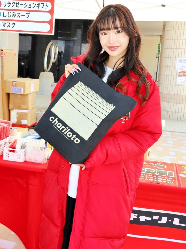 防府競輪のチャリロトブースに駐在する高月れな