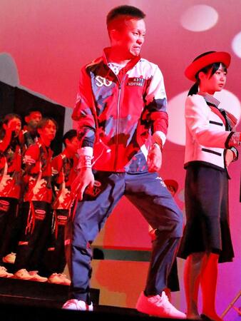 右足を引きずりながらも「（右膝は）治りました」と明かす西山貴浩