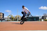 ＢＭＸフラットランドステージで技を披露する内野洋平選手