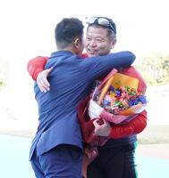 安東英博・大分支部長（左）から花束を贈られた小野俊之