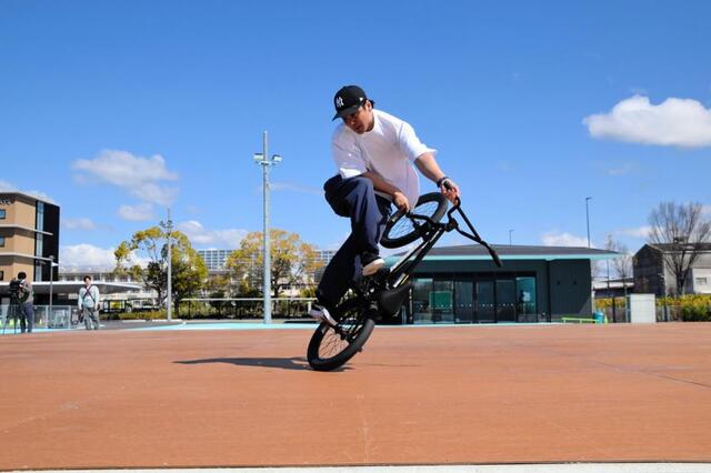 ＢＭＸフラットランドステージで技を披露する内野洋平選手