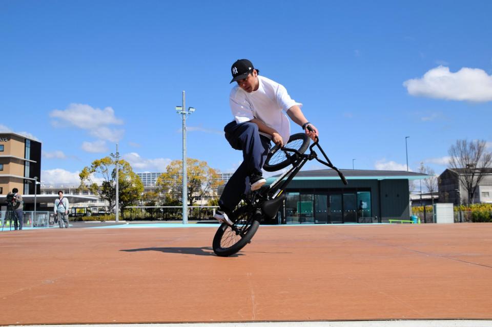 ＢＭＸフラットランドステージで技を披露する内野洋平選手