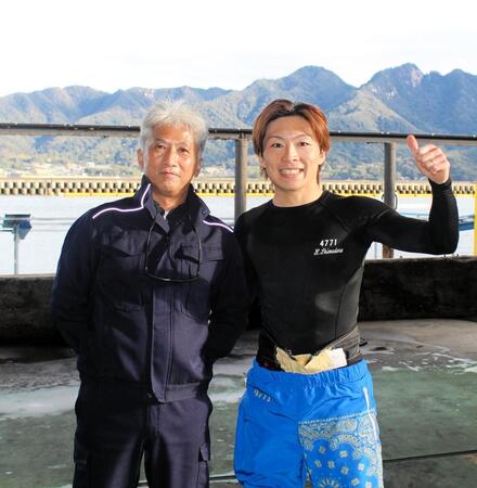 通算12回目の優出で宮島初Ｖを飾った下寺秀和（右）と、元選手で師匠の出本正博さん（左）