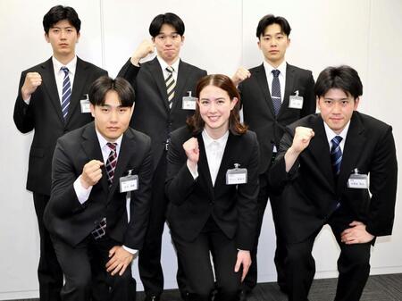 ５月にデビューする近畿地区の競輪選手（前列左から）北宅柊麻、アニー紗世子、木曽田晃大（後列左から）宮田龍一、冨倉巧、片岡遼真