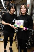 後輩の九門結衣（左）直筆の色紙を渡されて喜ぶ信沢綾乃