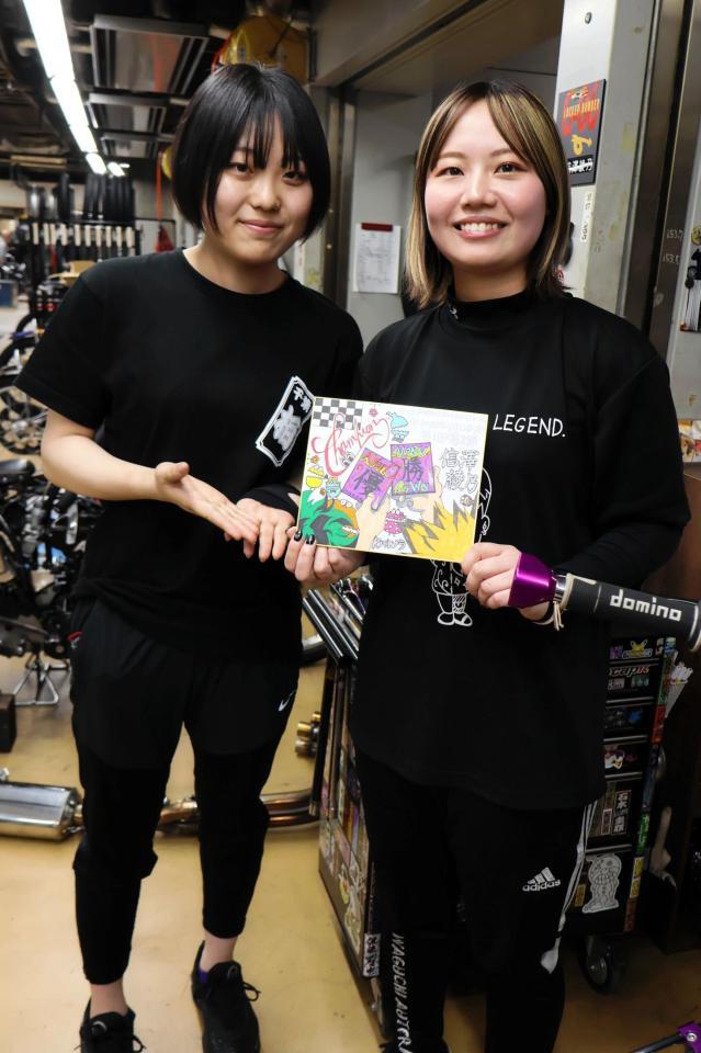 後輩の九門結衣（左）直筆の色紙を渡されて喜ぶ信沢綾乃