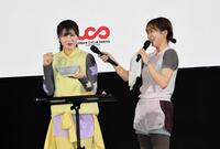 中華そばを試食する塚本恋乃葉（左）と枡田絵理奈