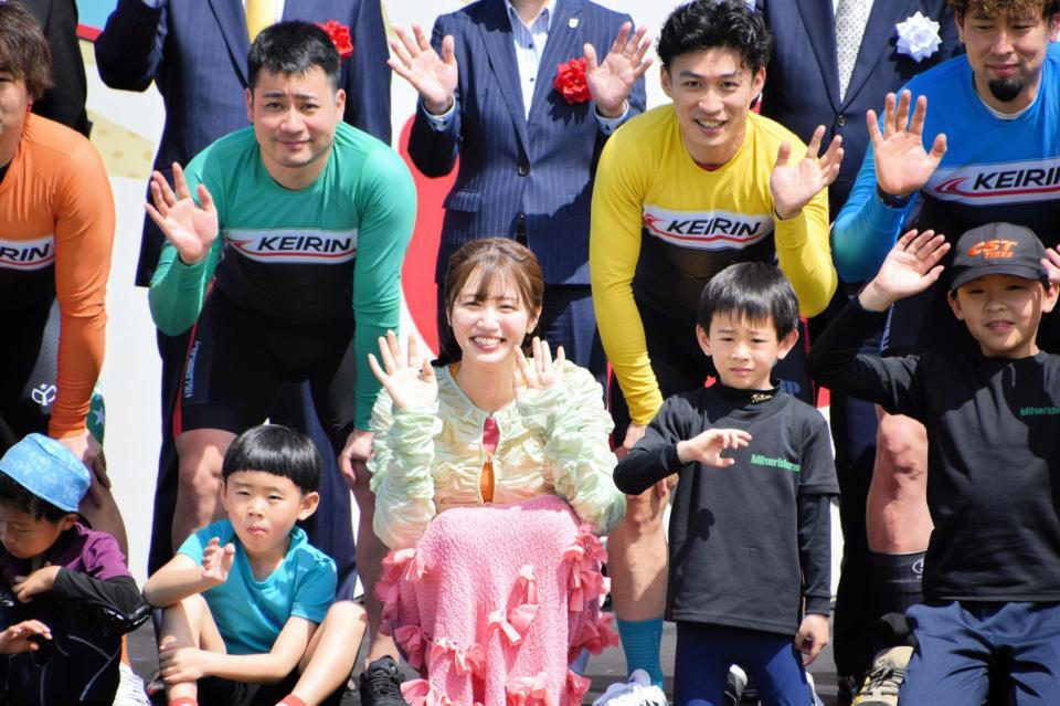 オープニングセレモニーで子どもたち、競輪選手と手を振る塚本恋乃葉（中央）