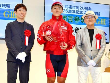 ＪＲＡの武豊騎手（左）、矢作芳人調教師（右）に祝福される真杉匠