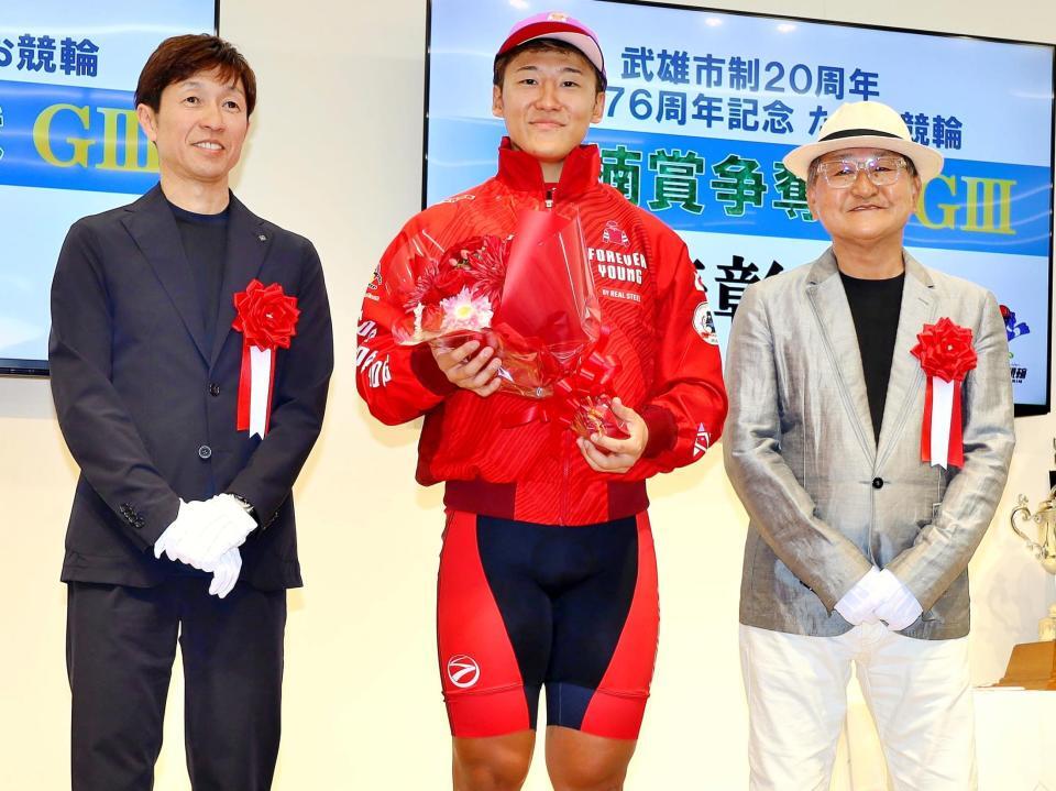 ＪＲＡの武豊騎手（左）、矢作芳人調教師（右）に祝福される真杉匠