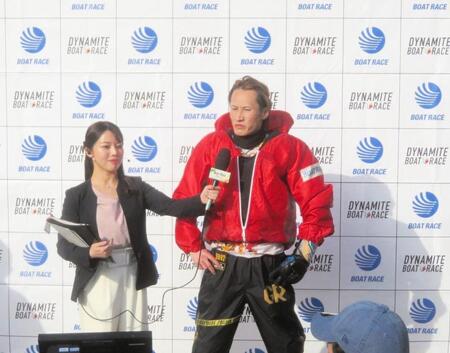 １着をもぎ取ってインタビューに答える白井英治