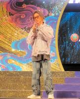 デニム系のカジュアルなファッションで登場した峰竜太