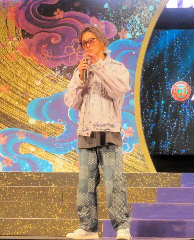 デニム系のカジュアルなファッションで登場した峰竜太