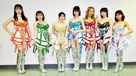松戸競輪のバーレスク東京ショータイムに出演した７人（左から）ゆい、じゅんな、りん、りあん、レチ、なちゃん、らんか