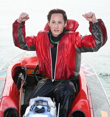 優勝し、ガッツポーズで喜ぶ白井英治