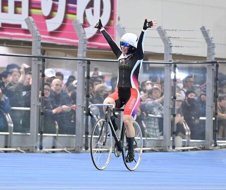オールガールズクラシックウイニングランをする佐藤水菜を制し（撮影・持木克友）